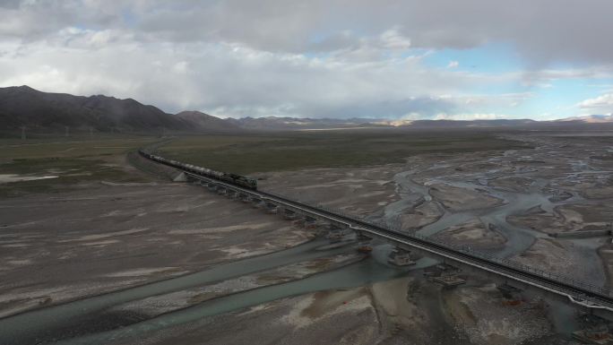 原创 航拍G109青藏公路和青藏铁路线