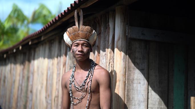 来自瓜拉尼族的土著巴西年轻人肖像