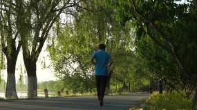 河边公园跑步早晨晨练锻炼绿色家园森林公园视频素材