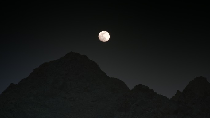 夜晚月亮从山边升起