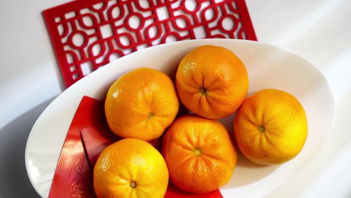 一碗橘子和中国新年对联的俯视图，为中国新年装饰元素。