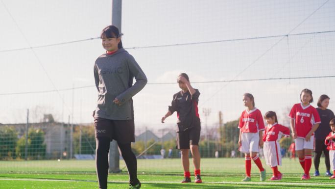 女子儿童足球队或足球队队员在足球场或足球场上进行敏捷性和速度跑训练