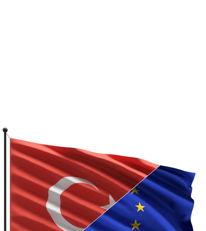 风中的欧盟和土耳其国旗在白色背景上与复制空间隔离