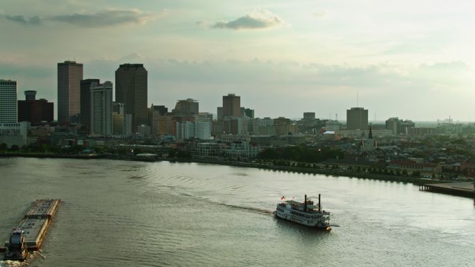 路易斯安那州日落时分的密西西比河交通——空中交通