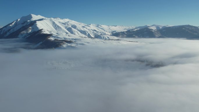 新疆阿勒泰禾木雪景云海