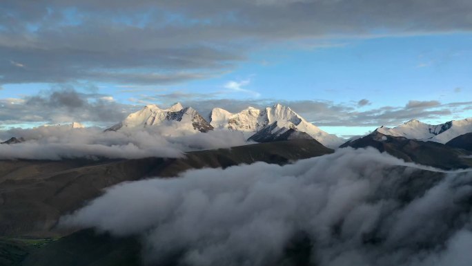 原创 航拍西藏洛扎县库拉岗日雪山山峰风光