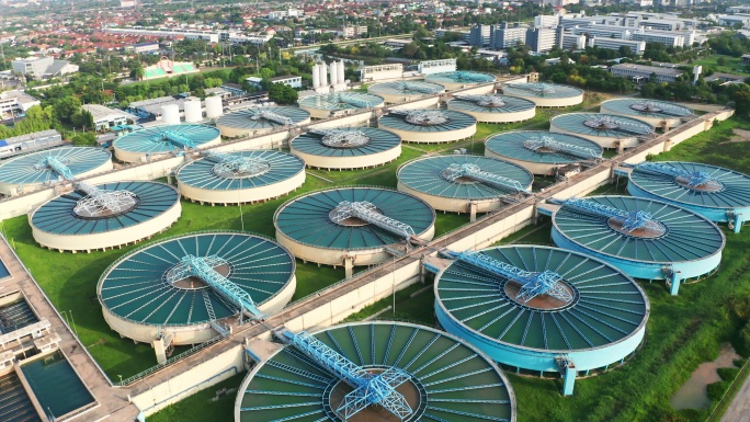 鸟瞰水处理厂，用于净化水或环境保护。