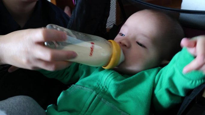 小宝宝喝奶