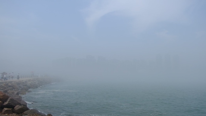 青岛海边大雾天气海市蜃楼