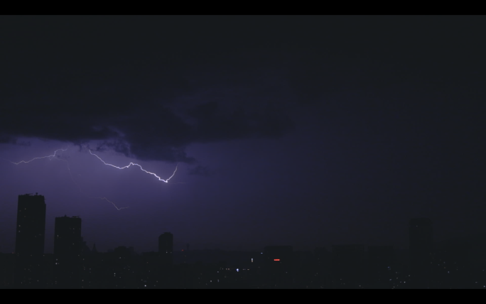 电影感 夜晚雷雨闪电