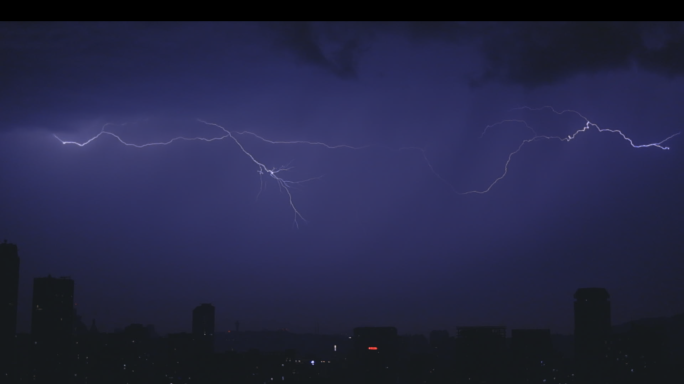 电影感 夜晚雷雨闪电