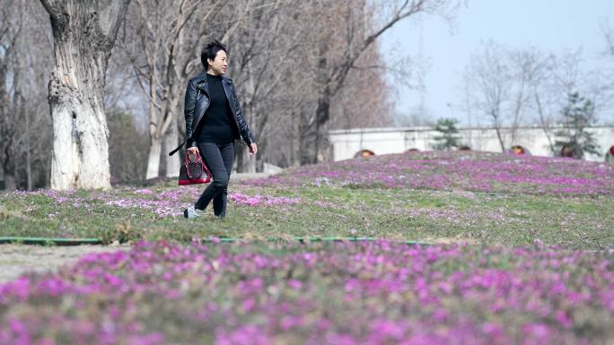 春天在公园游玩的中国女性