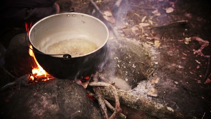 热带雨林营火上的高密度沸水