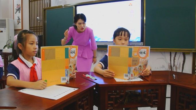 小学生教室上语文课 学习中国传统文化