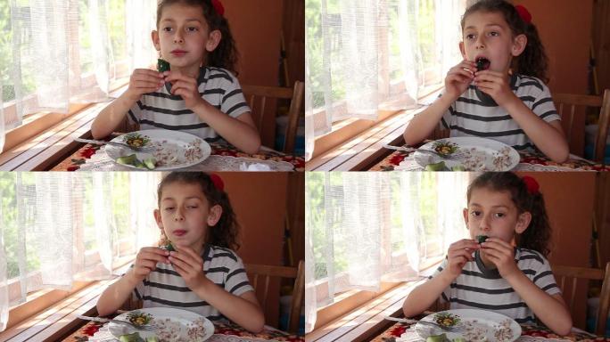小女孩午餐吃黄瓜吃东西美食吃黄瓜