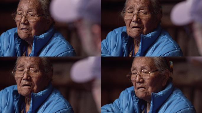 一位80多岁的美国土著妇女（纳瓦霍人）在与人交谈时点头