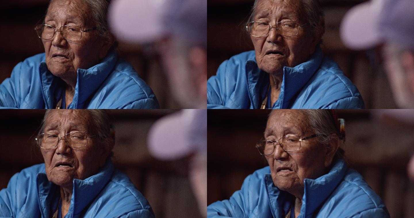 一位80多岁的美国土著妇女（纳瓦霍人）在与人交谈时点头