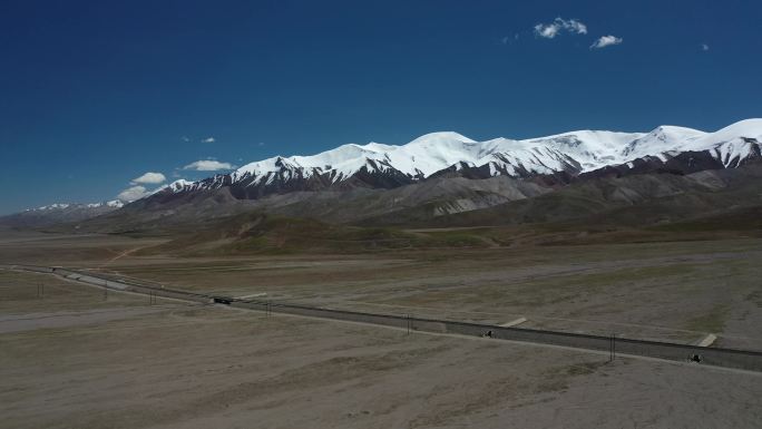 原创 昆仑山脉背景下的青藏公路航拍