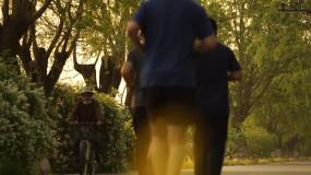 健康跑道晨练骑行河边公园跑步有氧运动视频素材