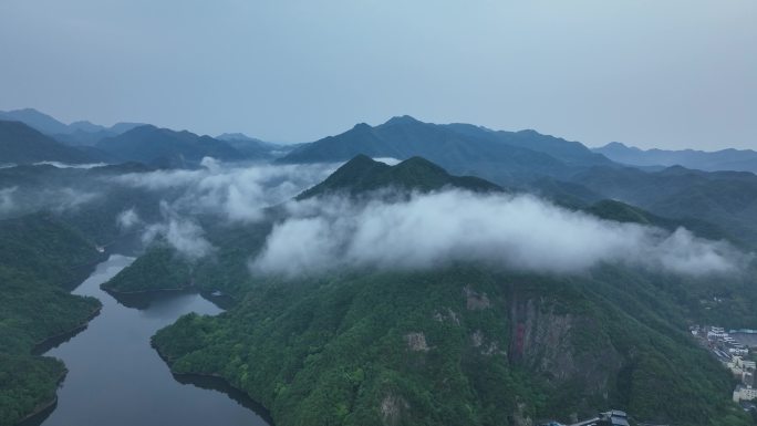 航拍江南浙江诸暨五泄青山绿水云雾云海水库