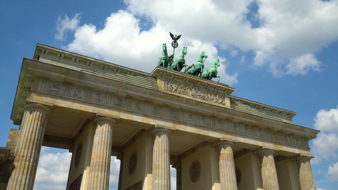 柏林的勃兰登堡塔，时间流逝