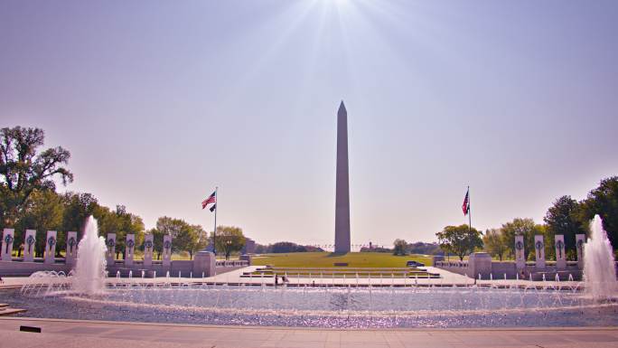 二战纪念馆。华盛顿纪念碑。太阳升起来了。美国国旗。