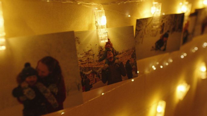 圣诞节的家庭回忆照片墙