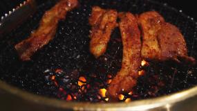 韩国烤肉、烤猪肚、韩国烤肉餐厅视频素材