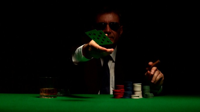 戴墨镜打扑克的酷赌徒