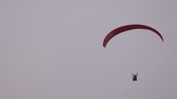 专业降落伞手与游客一起飞行