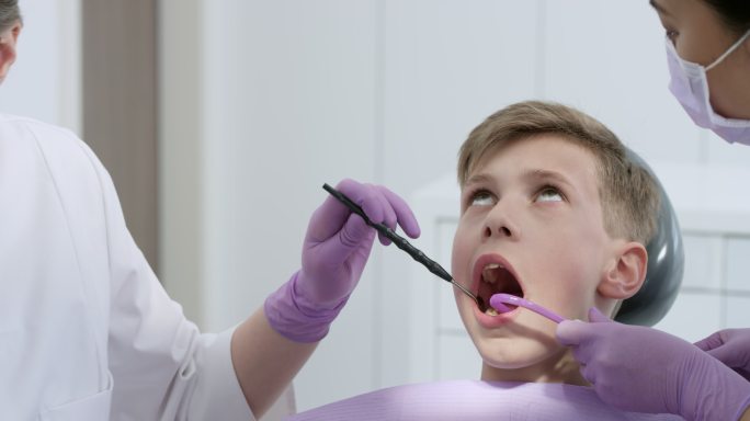 一个男孩在牙医办公室修了牙