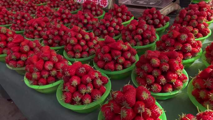 集市摆摊卖草莓春季水果 (5)