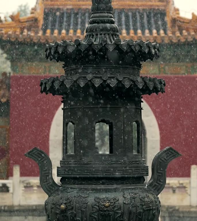 初春北京北海公园中式园林里飘落的雪花