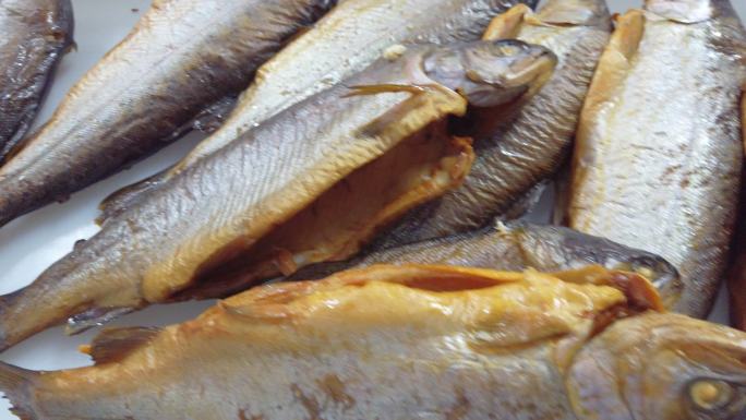 工业鱼类包装设施中的生鲑鱼和鳟鱼