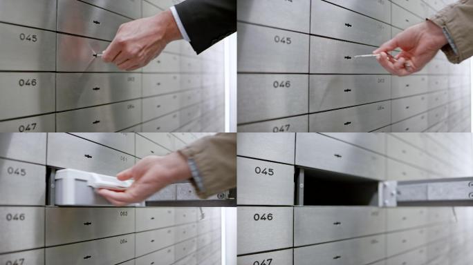 DS银行职员打开一个保险箱，允许男性客户使用自己的钥匙打开保险箱