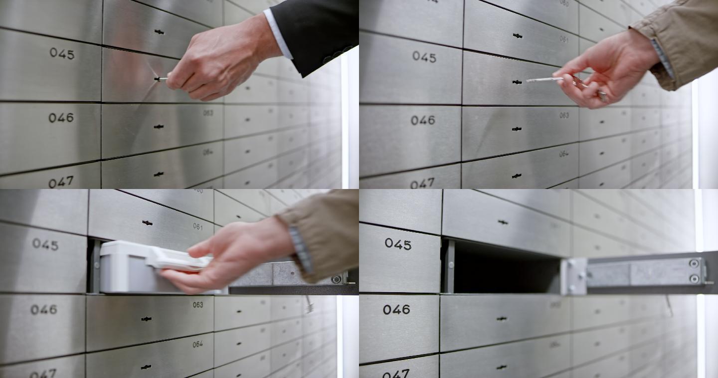 DS银行职员打开一个保险箱，允许男性客户使用自己的钥匙打开保险箱