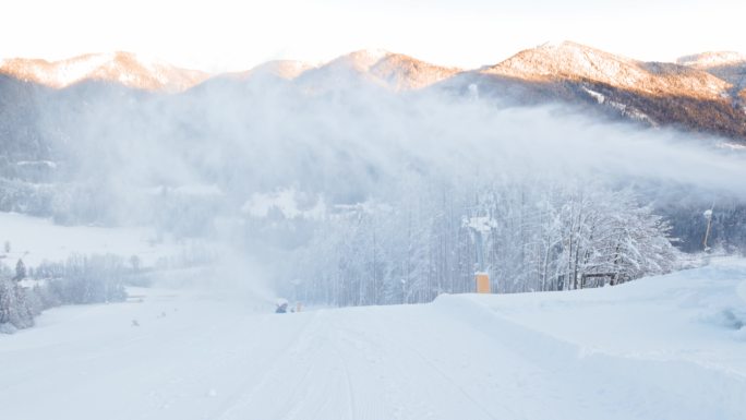 雪炮在滑雪坡上喷洒雪