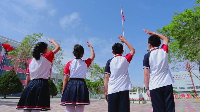 4K六一学生向国旗敬礼剪影