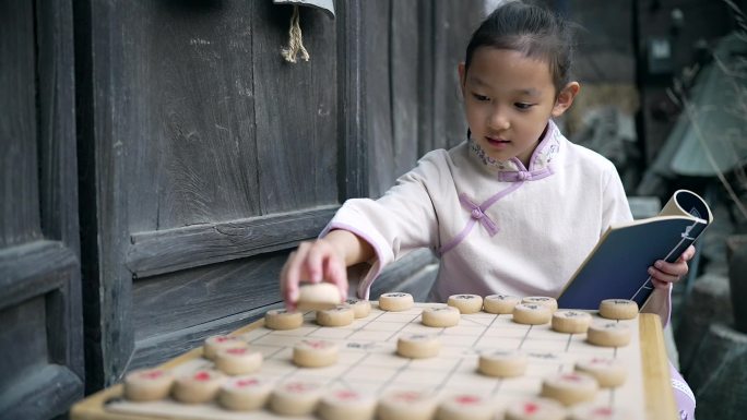 实拍穿中国传统服饰下中国象棋的中国女孩