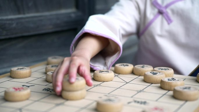 实拍升格穿中国传统服饰下中国象棋的女孩