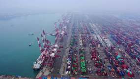 中国连云港集装箱码头的繁忙景象视频素材