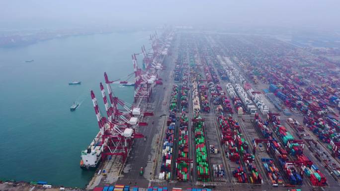 中国连云港集装箱码头的繁忙景象