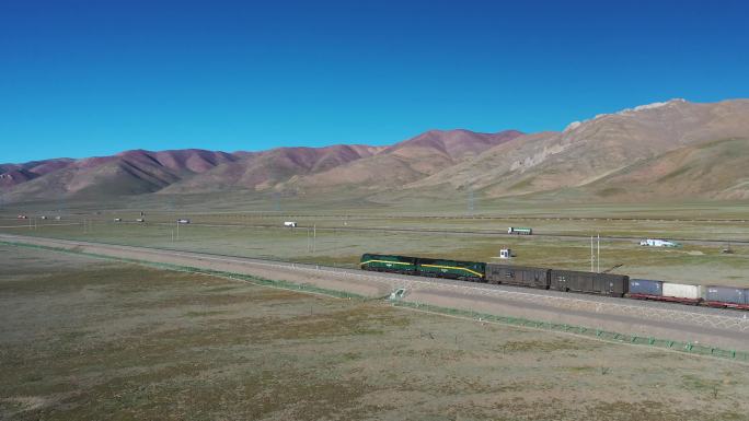原创 航拍青海可可西里青藏铁路线火车