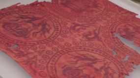 古代印染技术红色花纹布料 (2)~1视频素材