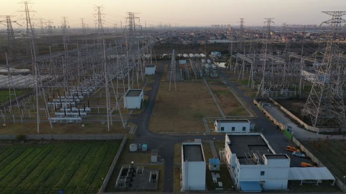 日落时电力塔和大型变电站的实时/鸟瞰图