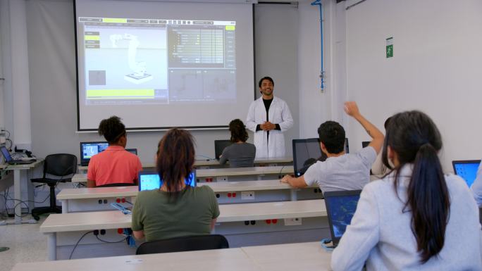 这所大学机器人课上的一群拉丁美洲学生向老师提问