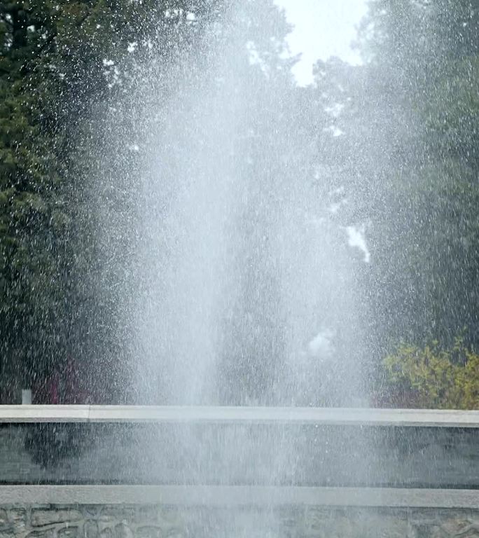 升格实拍北京大觉寺许愿池中的喷泉竖屏