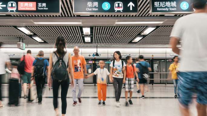 香港高峰时段地铁交通枢纽内步行的人群