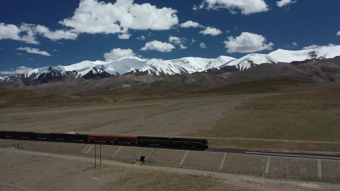 原创 昆仑山脉背景下的青藏铁路线火车航拍