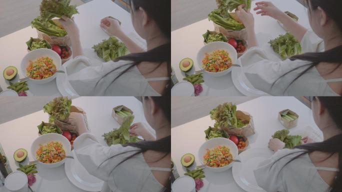 女人在碗里搅拌蔬菜沙拉的配料。在碗里搅拌蔬菜沙拉的特写镜头。
